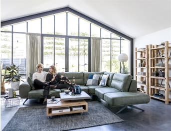 De bankstellen uit de Savona collectie van Henders & Hazel bieden aardig wat opties. Zo ook deze 2,5-zitsbank. Standaard is de zitting voorzien van Supreme Foam, maar pocketvering behoort tot de mogelijkheden. Voor de bekleding kan worden gekozen uit stof, leder of een combinatie van beide. Daarnaast kunnen de zittingen worden voorzien van een uitschuiffunctie, zodat je heerlijk in relaxstand glijdt. Dankzij de optie van een usb-connector zit je mobiel of tablet nooit zonder stroom. Keuzes genoeg dus bij dit fijne bankstel.