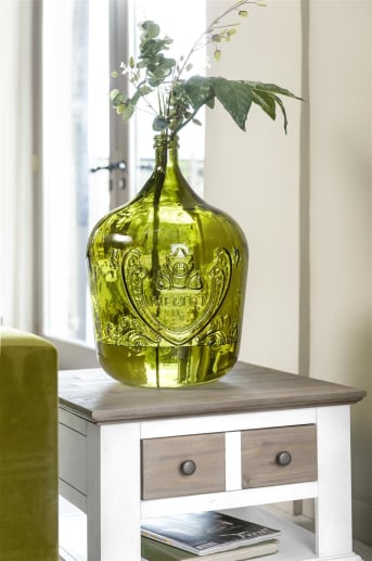 Le vase bouteille Juan large de la collection COCO Maison affiche une jolie couleur vert clair. Produit en Espagne, il est réalisé à partir de 100% de verre recyclé. Son motif en relief lui confère une allure vintage.