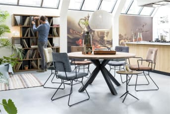 De ronde eetkamertafel "COLOMBO" is met zijn kruispoot onderstel en massieve blad een ware eyecatcher voor ieder interieur. Het robuuste tafelblad is verkrijgbaar in 130 cm en 150 cm. Je hebt de keuze uit eiken of kikar hout.