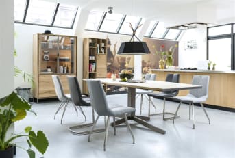 De Arto <a href="/xn/stoelen/eetkamerstoelen/">eetkamerstoel</a> met een onderstel dat bestaat uit een 4-poten van RVS met zwart accenten, past bij iedere moderne eetkamertafel. De kleur en de kwaliteit van het leer kunt u zelf bepalen; de mogelijkheden zijn legio.