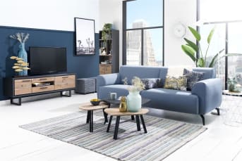 Wat zijn ze leuk, deze 3 bijzettafeltjes uit de Cladio collectie van Happy@Home. Opvallend is de organische vorm van de tafelbladen. De grootste van de drie tafeltjes heeft een MDF tafelblad in de kleur Vulcano Black. De andere twee tafeltjes hebben een tafelblad van Kikarhout. Stylingtip: gebruik deze drie tafeltjes in plaats van een salontafel.