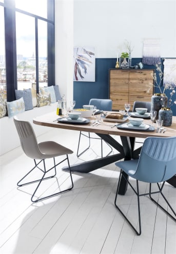 Deze moderne houten eetkamertafel uit de Cladio collectie van Happy@Home is 180 x 100 cm. Het tafelblad van Kikarhout heeft een prachtige vlamtekening. Handig zijn de afgeronde hoeken. De blikvanger van deze tafel echter is de prachtige tafelpoot van zwart metaal met bijzondere vormgeving. Wát een fraaie en praktische blikvanger is deze eettafel!