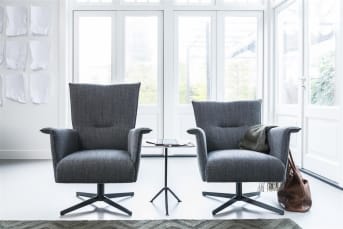 Deze moderne fauteuil Carola van Henders & Hazel heeft een hoge rug (er is ook een versie met een lage rug leverbaar). De stoel zit heerlijk en is volledig naar eigen wens te stofferen. Leder of stof, het is mogelijk. Je hebt daarbij keuze uit veel verschillende soorten en kleuren. De fauteuil staat op een eigentijdse sterpoot, ook hier kan je uit verschillende mogelijkheden kiezen. Een fijne comfortabele stoel, die naar eigen smaak is samen te stellen.