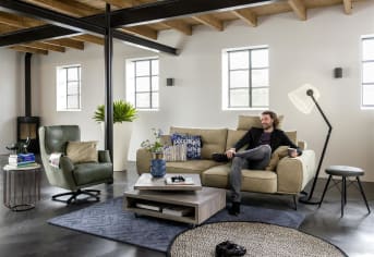 Deze moderne 3-zitsbank Savona van Henders & Hazel heeft een aangenaam zitcomfort dankzij het Supreme Foam in de zitting. Optioneel is pocketvering ook een mogelijkheid. Het bankstel heeft aardig wat keuzemogelijkheden: stof, leder of een combinatie van beide. Designpoten in plaats van de standaardpoten en helemaal van nu, een USB-connector. Wie nog meer comfort wenst, kan het bankstel laten voorzien van een verstelbare uitschuifzitting. Dit kan zowel elektrisch as manueel. Zeker weten dat je er lekker bij zit op dit eigentijdse bankstel.