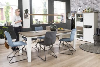 De Malton <a href="/hm/tafels/eettafels/">eetkamertafel</a> van Happy@Home komt goed tot zijn recht in een landelijk, romantisch interieur. De tafel past perfect bij de Mallorca-meubecollectie en heeft dezelfde kleurcombinatie: wit en Wagon Grey. Het tafelblad van Acaciahout is handmatig bewerkt, waardoor de tafel een mooie vintage uitstraling heeft. De eetkamertafel is in 3 afmetingen verkrijgbaar:160 x 90 cm, 180 x 90 cm en 210 x 100 cm.