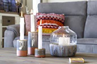 Windlicht “LARIX” past perfect in ieder industrieel en Scandinavisch interieur! Het item heeft een robuuste onderkant gemaakt van cement, maar met een outdoor boomstaf inprint, en een elegante bovenkant van glas. Windlicht “LARIX” van COCO maison is verkrijgbaar in 2 formaten.