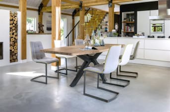 Eetkamerstoel Kate is een meubelstuk om vrolijk van te worden! Deze stoel van Henders & Hazel heeft een modern design dankzij het trendy kuipmodel. Dit model kan bekleed worden met drie verschillende soorten stof in meerdere kleuren. Het frame van eetkamerstoel Kate draagt ook bij aan de strakke uitstraling en is leverbaar in vintage metaal of rvs. Zo kun je de eetkamerstoel helemaal naar eigen wens samenstellen zodat je een exemplaar hebt dat perfect bij jouw interieur past. De gecapitonneerde kuipstoelen en de contrasterende stiknaad maken het plaatje helemaal compleet. Naast stijlvol is de eetkamerstoel Kate ook nog eens enorm comfortabel dankzij het gevormde zitvlak.