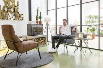 Fauteuil Gratz uit de collectie van XOOON is een stoel waar je heerlijk op neer kunt ploffen na een lange werkdag. Met een hoge rugleuning en fijn gevulde zitting heeft deze fauteuil een optimaal zitcomfort. De stoel heeft een stoer zwart metalen frame, waardoor hij erg mooi staat in industriële interieurs. De bekleding van de fauteuil kun je geheel zelf samenstellen. Hierbij is er keuze uit drie verschillende stofgroepen en twee verschillende ledergroepen. Ook is er de optie om stof met leder te combineren. Uiteraard kan de kleur van deze prachtige fauteuil Gratz ook zelf uitgekozen worden.