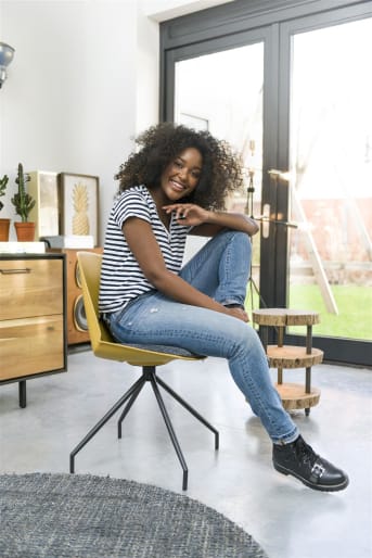 Ben jij op zoek naar nieuwe eetkamerstoelen? Wat dacht je dan van deze kunststof stoel Nox uit de collectie van XOOON. Dit model heeft een eenvoudig design maar zeker wel stijl. De zitting is voorzien van stof met een dikke vulling, wat zorgt voor een optimaal zitcomfort. Ook zorgt dit voor een leuk contrast met de kunststof kuip van de stoel. Onder de kuip vind je een zwart gebogen 4-poots frame. Dit frame zorgt voor een speels karakter. De stoel Nox is verkrijgbaar in vier verschillende kleuren, namelijk zwart, geel, wit en groen. Een leuke tip: combineer stoelen van verschillende kleuren voor een speels effect. Houd je meer van eenheid? Kies dan voor stoelen in dezelfde kleur.