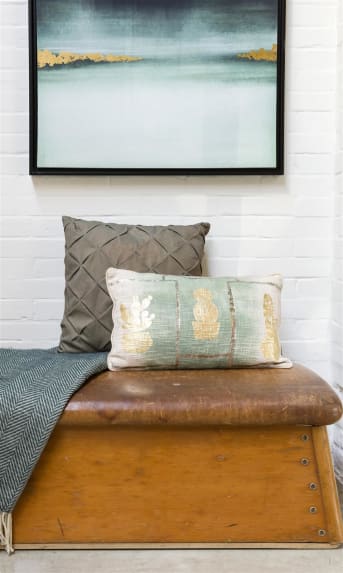 Ce coussin rectangulaire Fancy Cactus de la collection COCO Maison fait honneur à son nom ! Il représente un bel imprimé de cactus dorés et argentés sur un fond mélangé blanc et vert. L’arrière de ce modèle est uni, de couleur crème.