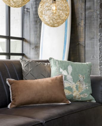 Kussen “VICTORIAN LIFE” van COCO maison is een prachtig, glamourous kussen met mooi foilprint motief in zilver met goud. De achtergrond is voorzien van een blauwgrijze kleur. Het kussen zelf is gemaakt uit velvet stof. Velvet is helemaal de trend op interieurgebied en doet rijkelijk aan.
