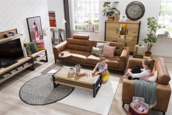 Voor de liefhebbers van stoere meubels is deze salontafel uit de Brooklyn collectie van Happy@Home een aanrader. Het fraaie eikenhout, afgewerkt in de kleur railway brown, wordt gecombineerd met zwart metaal. Hierdoor krijgt de salontafel een moderne stoere look. Heel handig is de niche onder het tafelblad, waar je diverse spullen kunt opbergen.