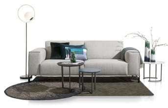 Deze “PRIZZI” 3,5-zits bank heeft alles wat je in een goede bank zoekt. Een strak ontwerp, mooi design onderstel en heerlijk brede armleuningen. “PRIZZI” heeft subtiel afgewerkte naden en staat erg mooi in minimalistische interieurs. “PRIZZI” is leverbaar met 2 verschillende soorten poten en in vele verschillende kleuren en stoffen.