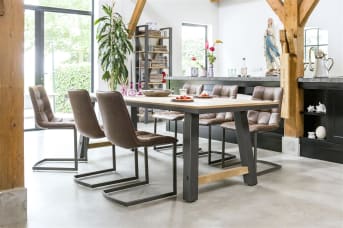 De stoere eetkamertafel uit de Farmland collectie van Henders & Hazel is in drie verschillende maten verkrijgbaar: 180 x 100 cm, 210 x 100 cm en 240 x 100 cm. De tafel is een stoere combinatie van eikenhout, eikenfineer en metaal. Het tafelblad is afgewerkt in de warme kleur Railway Brown. Het houten detail aan de tafelpoten zorgt voor de finishing touch.