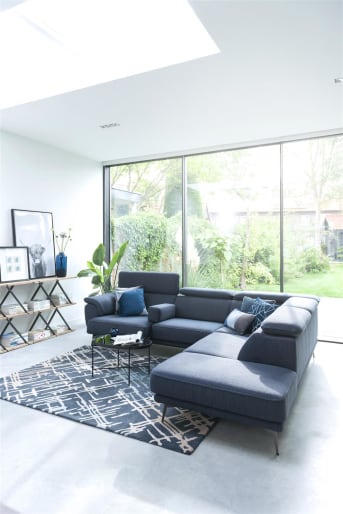 Wil je zelf het bankstel samenstellen dat het beste in je interieur past? Gebruik dan deze 2-zitsbank Santiago van Henders & Hazel als basis. De ene zijde heeft een armleuning, de andere zijde is geschikt om aan te vullen met bijvoorbeeld een ottomane of een longchair. Dit kan zowel in een linkse als rechtse variant. Fijne aanvullende opties: pocketvering, manueel verstelbare zitting, pootjes, leer, stof en dat in heel veel kleuren en soorten.