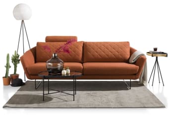 Op zoek naar een comfortabele bank die er net even anders en moderner uit ziet dan de doorsnee banken? Dan is deze 2,5-zits “AKRON” wellicht de bank die je zoekt! “AKRON” heeft een licht ovale rugleuning, optioneel kussens met sierstiksels en smalle design poten. Het grote voordeel van “AKRON” is dat je dit alles ook nog geheel naar eigen wens kunt aanpassen! Zo creëer je de bank die perfect bij jou en je moderne interieur past!