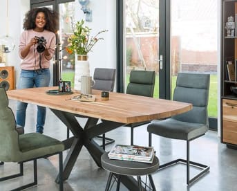 Deze prachtig grote massief kikar houten eetkamertafel “PERIGU” is maar liefst 250 cm lang en biedt dus genoeg ruimte voor gezellige etentjes met heel het gezin en familie of vrienden. Door het stoere, zwart gekruiste onderstel kun je ideaal rondom de tafel een aantal stoelen kwijt, wat het meubel extra praktisch maakt.
