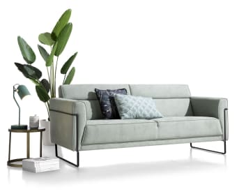 Een stoere 2,5-zits bank met een uniek design; dát is 2,5-zits “FISKARDO”. De siernaden maken deze bank extra opvallend in combinatie met zijn ranke, zwart metalen onderstel. Het onderstel is slank en tegelijk bijzonder omdat het omhoog doorloopt rondom de zijkanten van de bank. “FISKARDO” is in verschillende maten beschikbaar.