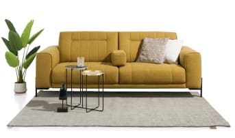 Eigentijds met een knipoog naar het verleden. Deze 2-zitsbank uit de Amaro collectie van Henders & Hazel heeft een trendy design. De doorgestikte naden zorgen voor een vleugje retro. De bank heeft verschillende opties. Voor de bekleding kan men kiezen tussen stof of leer. Voor nog meer zitcomfort kan de zitting worden uitgerust met pocketvering. Voor het ultieme relaxen is het mogelijk de bank te laten voorzien van een manueel verstelbare zitting. En als finishing touch zijn er twee soorten pootjes waaruit gekozen kan worden.