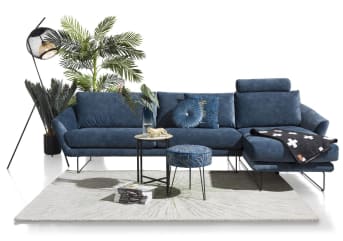 Op zoek naar een comfortabele bank die er net even anders en moderner uit ziet dan de doorsnee banken? Dan is deze “AKRON” longchair rechts wellicht de bank die je zoekt! “AKRON” heeft een licht ovale rugleuning, optioneel kussens met sierstiksels en smalle designpoten. Het grote voordeel van “AKRON” is dat je dit alles ook nog geheel naar eigen wens kunt aanpassen! Zo creëer je de bank die perfect bij jou en je moderne interieur past!