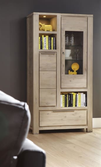 Deze houten vitrinekast met LED-verlichting is een plaatje om te zien. Het prachtige acaciahout met de fraaie tekening maakt van deze kast uit de Buckley meubelcollectie van Henders & Hazel een bijzondere blikvanger in het interieur. De niches en glazen kastdeur nodigen uit om mooie spulletjes in uit te stallen, terwijl de dichte deur en de lades handig zijn om dingen uit het zicht op te bergen.