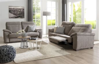 De <a href="/hh/salons/2-5-zitssalons/">2,5-zitsbank</a> Veneto van Henders & Hazel is een heerlijk robuuste en comfortabele bank. Behalve de keuze tussen stof en leer, heb je ook de keuze tussen een elektrisch verstelbare zitting of een niet verstelbare zitting. Bij de verstelbare zitting zorgen de geïntegreerde tiptoetsen aan de zijkant van de armleuning ervoor dat de bank geruisloos in een aangename relaxpositie glijdt.