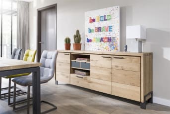 Kate is een <a href="/hh/stoelen/eetkamerstoelen/">eetkamerstoel</a> om vrolijk van te worden! Deze stoffen eetkamerstoel is in veel verschillende kleuren en stoffen verkrijgbaar. Opvallend aan deze stoel van Henders & Hazel is het trendy kuipmodel. Ook het onderstel van Kate, uitgevoerd in vintage metaal of rvs mag ook gezien worden. De gecapitonneerde kuipstoelen en het contrasterende stiknaad geven Kate een trendy uitstraling.
