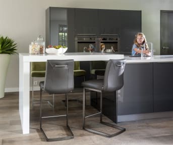 Deze moderne <a href="/hh/stoelen/eetkamerstoelen/">eetkamerstoel</a> Malvino van Henders & Hazel heeft een eigentijds vierkant swingframe uitgevoerd in vintage metaal. Handig is de handgreep op de rugleuning, deze is in drie verschillende uitvoeringen verkrijgbaar. Barstoel Malvino kan met verschillende ledersoorten worden bekleed. Liever een ander frame? Je hebt keuze uit vier verschillende modellen.