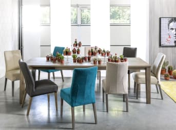 Deze houten uitschuiftafel uit het A La Carte programma bestaat uit een tafelblad van 160 x 60 cm en heeft conische poten. Als u het tafelblad uitschuift, ontstaat er een eettafel van 220 cm. Binnen het A La Carte programma zijn 4 verschillende afmetingen beschikbaar voor het samenstellen van een uitschuifbare tafel. U kunt ze combineren met 4 verschillende poten. Voor de afwerking kan er uit 8 warme houtkleuren gekozen worden.