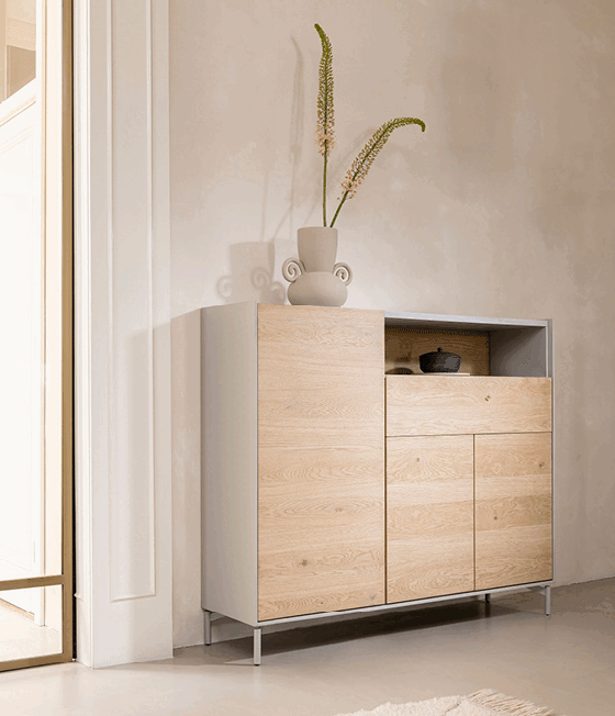 Klare Linien und LED-Beleuchtung bei NIORA highboard