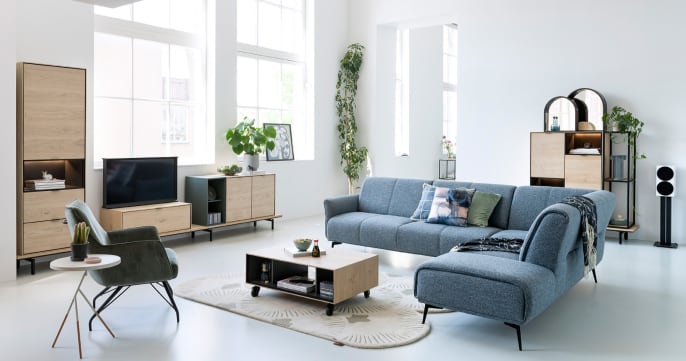 Comment décorer un salon aux murs blancs ?