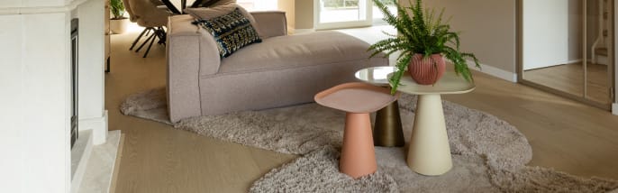 Une table d’appoint près du canapé : comment choisir la combinaison parfaite