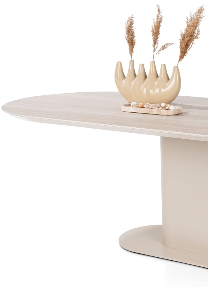 Ovale Brianto eettafel van XOOON met travertinlook blad en verjongde schuine rand.