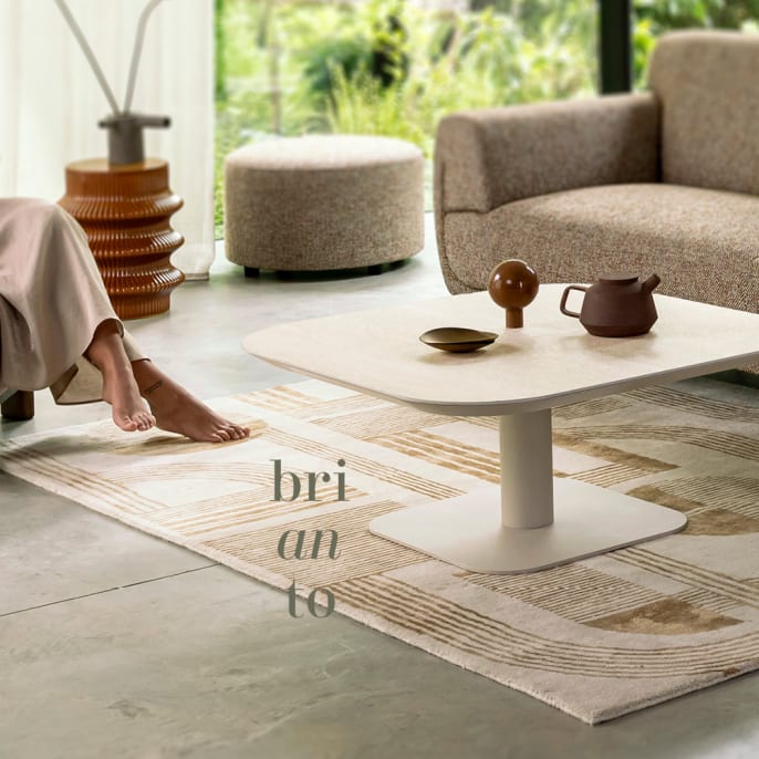 Sfeervolle woonkamer met Brianto salontafel van XOOON, keramisch blad in travertin design.