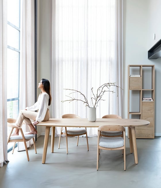 De ODDA tafel heeft een Deens ovale vorm in massief eiken. 