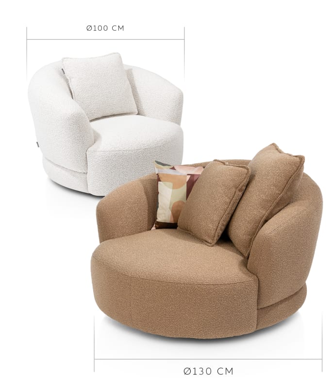 Witte ronde XOOON Cervos fauteuil van 100 cm en beige ronde fauteuil van 130 cm met kussens naast elkaar op een witte achtergrond