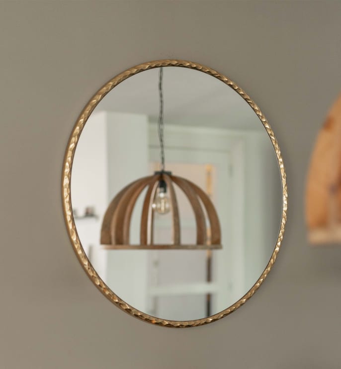 een spiegel creëert meer diepte in je woonkamer