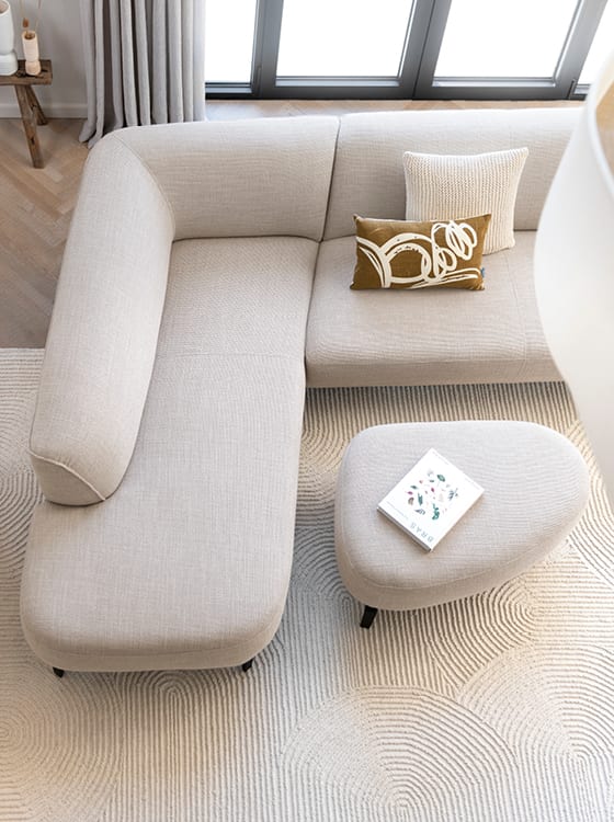 De vormen van de BROOOKS sofa zorgen voor een spannender en speelser interieur