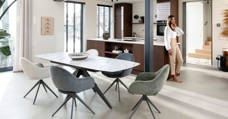 Découvrez notre sélection de fauteuils de table en tissu avec accoudoirs