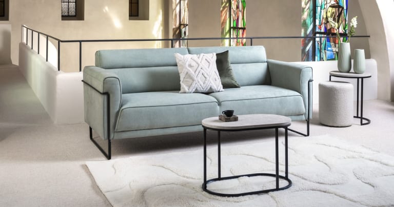 Petit mais cosy : 4 bonnes raisons d’opter pour un canapé deux places