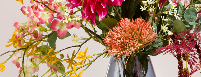 Un joli bouquet des fleurs artificielles