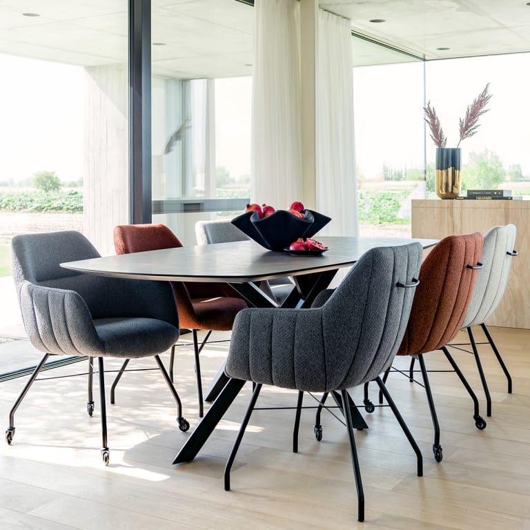 Table ronde, rectangulaire, ovale : laquelle privilégier dans votre salle à manger ?