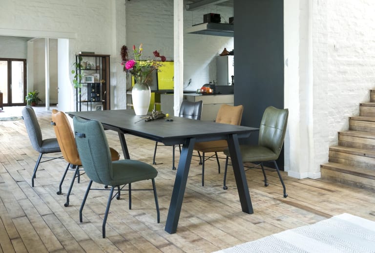Chaises dépareillées : place à l’originalité !