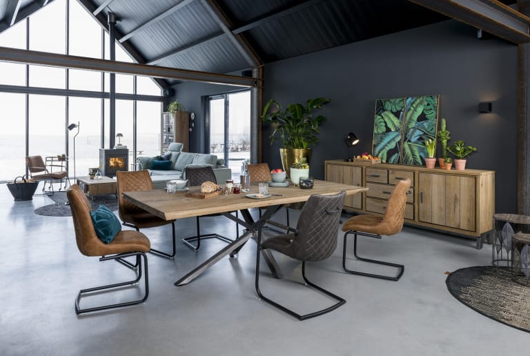 Choisir une grande table conviviale pour une salle à manger chaleureuse