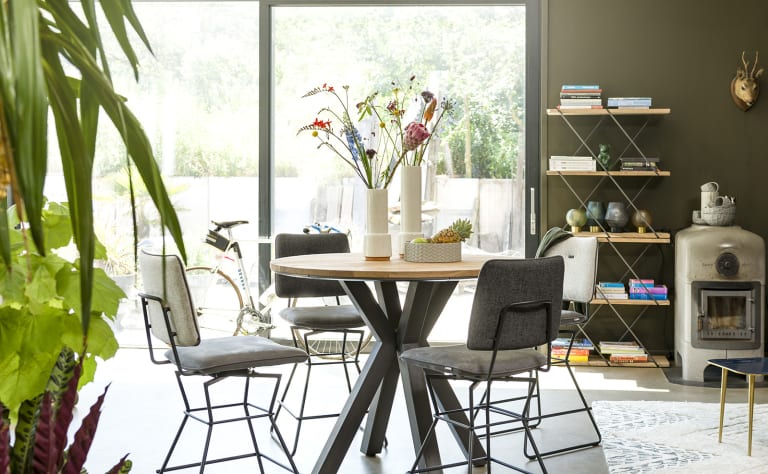 So integrierst du ein Tresenstuhl in dein Interieur