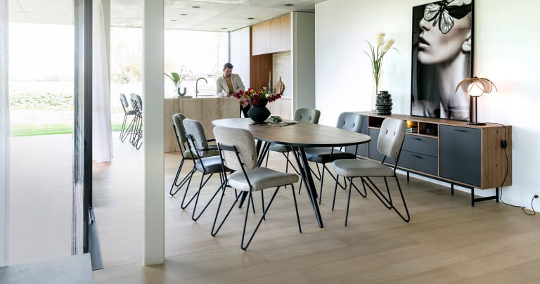 Een warm minimalistisch interieur met collectie “TORANO”