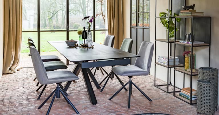 Cette table Multi anthracite et très design a un cachet minimaliste bien marqué.