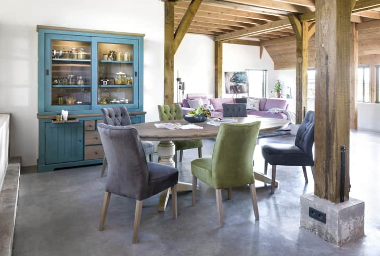 Meuble coloré : comment l’intégrer à sa déco ?