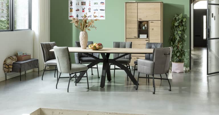 Comment réussir à assortir des chaises dépareillées ?